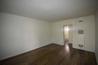 11054 Otsego St in Los Angeles, CA - Foto de edificio - Building Photo