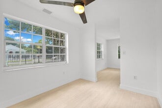 153 NW 42nd St in Miami, FL - Foto de edificio - Building Photo