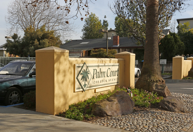 Palm Court Senior Apartments in San Jose, CA - Foto de edificio - Building Photo