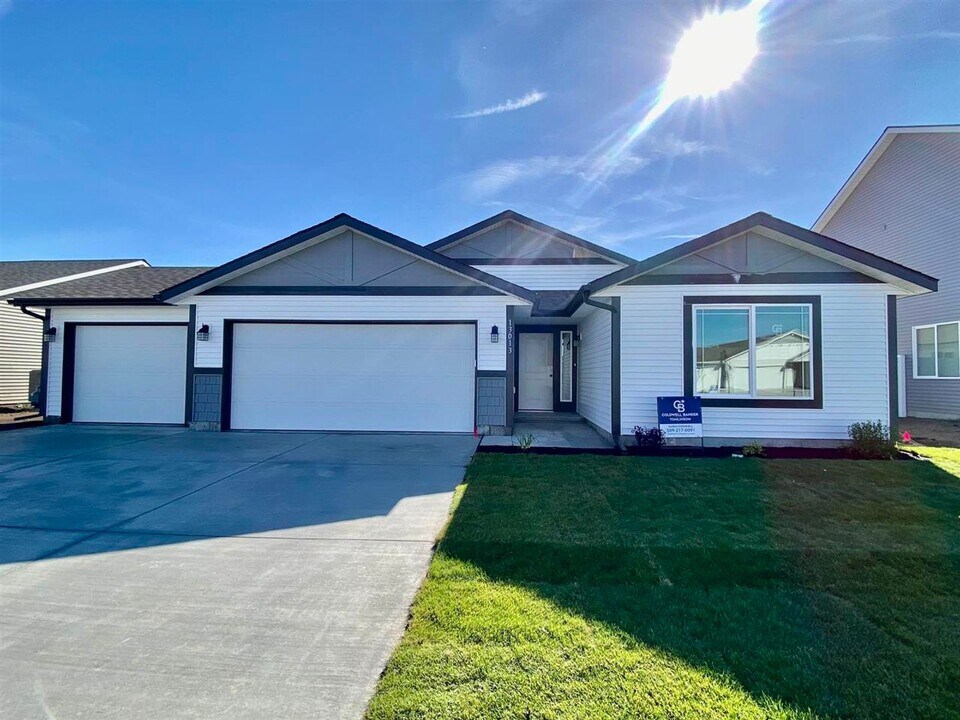 13013 W 1st Ave in Airway Heights, WA - Building Photo