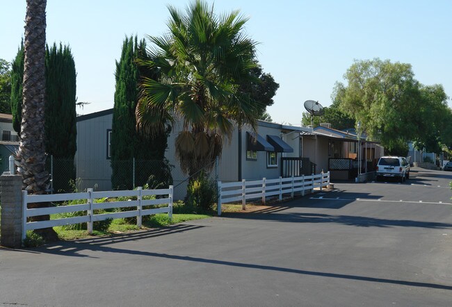 751 E Bradley Ave in El Cajon, CA - Foto de edificio - Building Photo