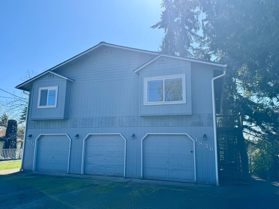 1836 Summit Dr in Shelton, WA - Foto de edificio