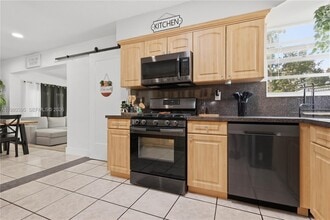 7390 Cleveland St in Hollywood, FL - Foto de edificio - Building Photo