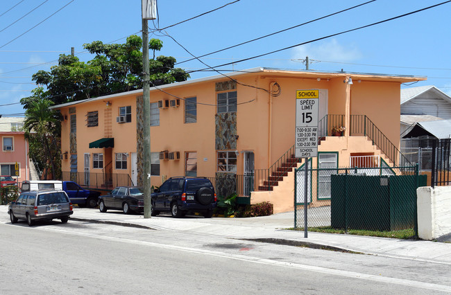 1100 SW 3rd St in Miami, FL - Foto de edificio - Building Photo