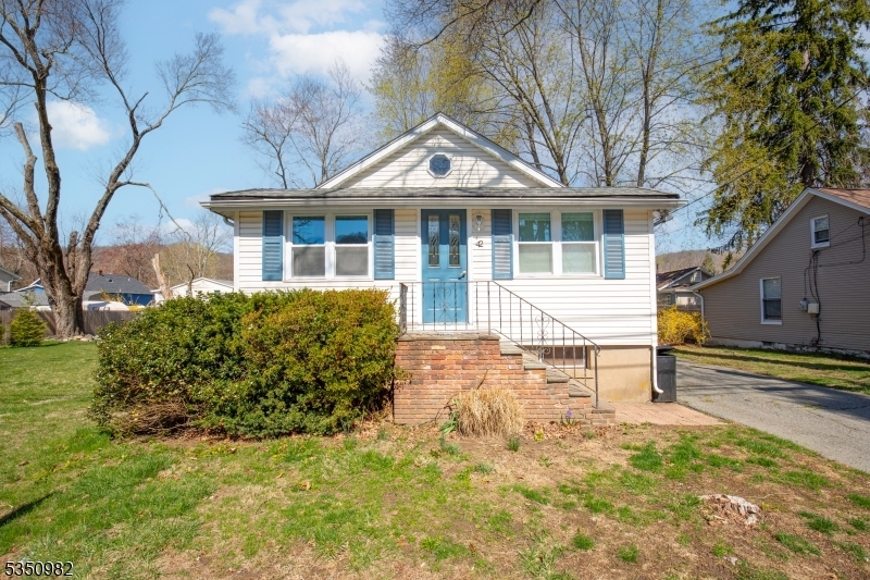 42 Lakeview Terrace in Oakland, NJ - Building Photo