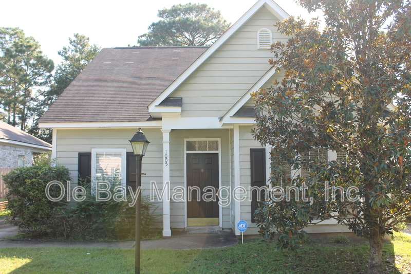 1005 Pinemont Dr in Mobile, AL - Building Photo