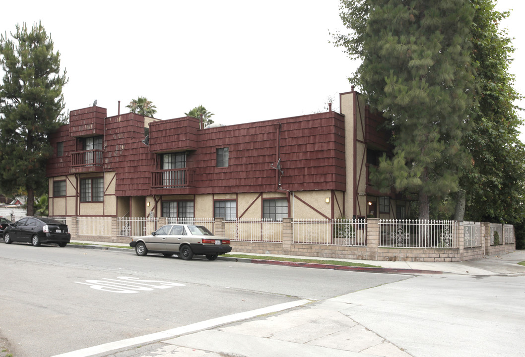 11902 Magnolia Blvd in Valley Village, CA - Building Photo