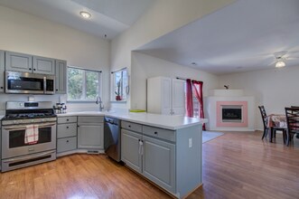 523 W Hook Dr in Pueblo West, CO - Foto de edificio - Building Photo