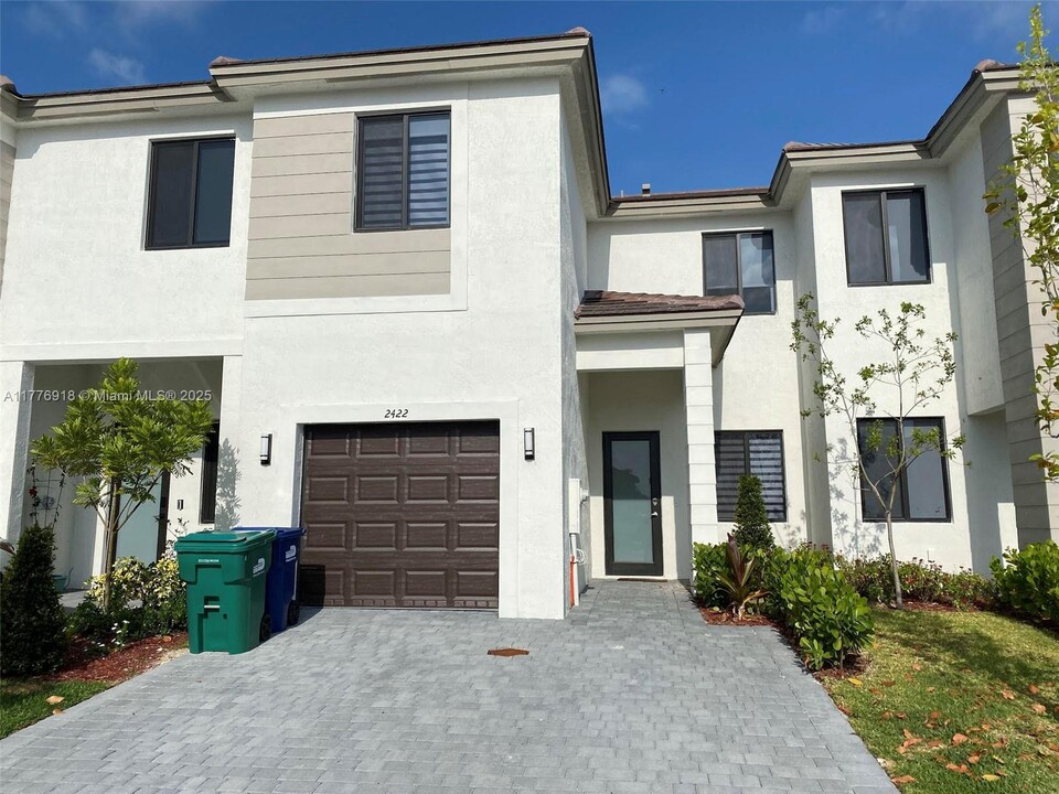 2422 SW 145th Pl in Miami, FL - Building Photo