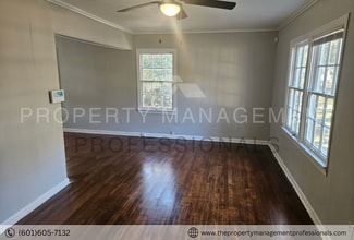 1025 Combs St in Jackson, MS - Building Photo - Building Photo