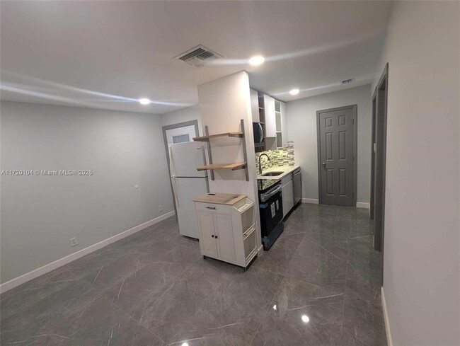 724 NE 3rd St, Unit 2 in Hallandale Beach, FL - Building Photo - Building Photo