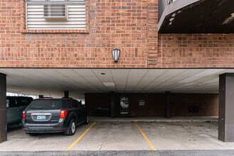 35300 Woodward Ave, Unit #406 in Birmingham, MI - Foto de edificio - Building Photo