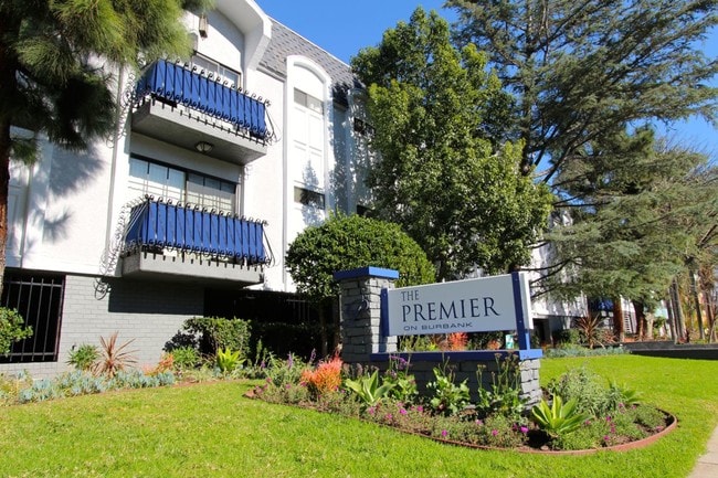 The Premier on Burbank in Sherman Oaks, CA - Foto de edificio - Building Photo