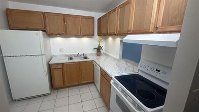 500 Executive Center Dr in West Palm Beach, FL - Building Photo - Building Photo