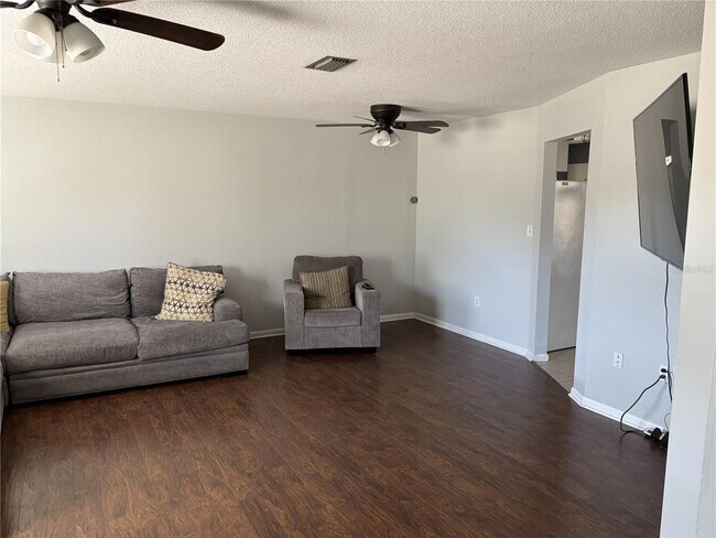 6106 Lawncrest Pl in Dover, FL - Building Photo - Building Photo