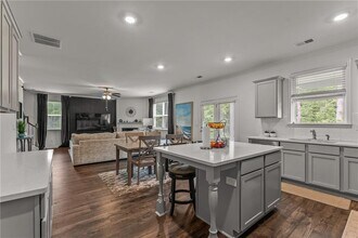 379 Blue Juniper Cir in Loganville, GA - Foto de edificio - Building Photo