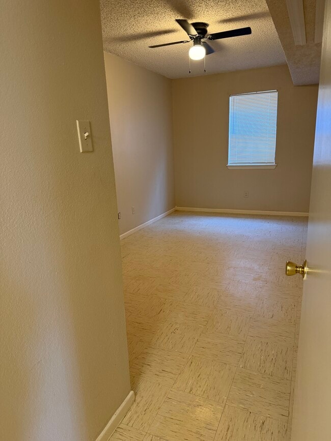 3501 McDonell Ave, Unit J Cruz Properties in Laredo, TX - Building Photo - Building Photo