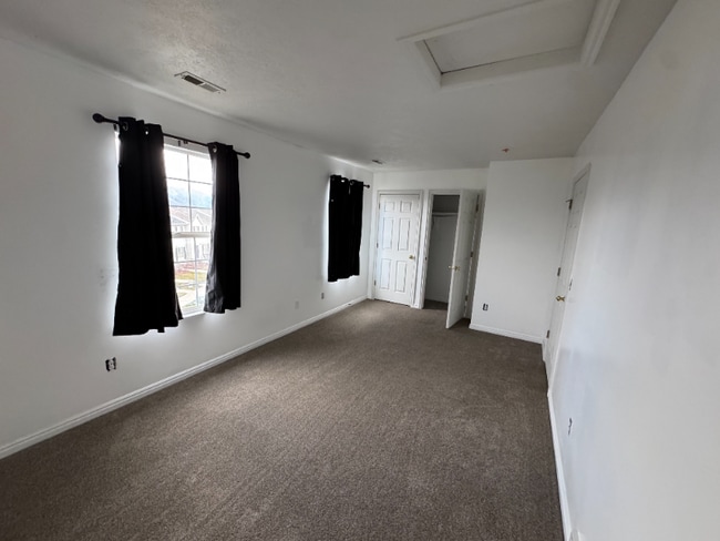 5073 S 1800 W in Roy, UT - Foto de edificio - Building Photo