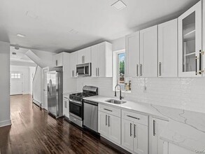 916 Clarence Ave in Bronx, NY - Foto de edificio - Building Photo