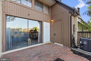 3911 Woodhue Pl in Alexandria, VA - Building Photo