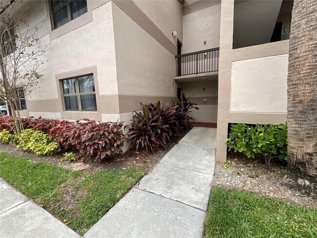 9877 Nob Hill Ct in Sunrise, FL - Building Photo - Building Photo