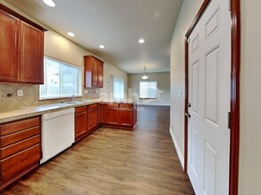 1115 SE Rollins Ave in McMinnville, OR - Foto de edificio - Building Photo