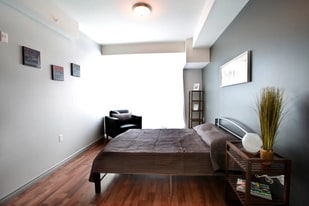 275 Larch St in Waterloo, ON - Building Photo