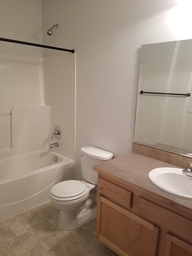 8410 W Campus Dr in Spokane, WA - Building Photo - Building Photo