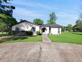 2295 Chester St in Dayton, TX - Building Photo