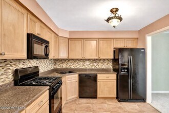 35 Breakwater Square in Freehold, NJ - Building Photo - Building Photo