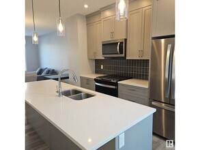 6905 25 Ave SW in Edmonton, AB - Building Photo - Building Photo