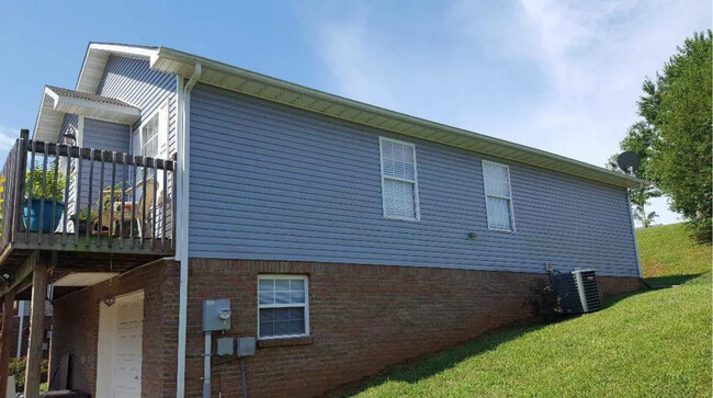 1528 Patricia Holt Blvd in Sevierville, TN - Foto de edificio - Building Photo