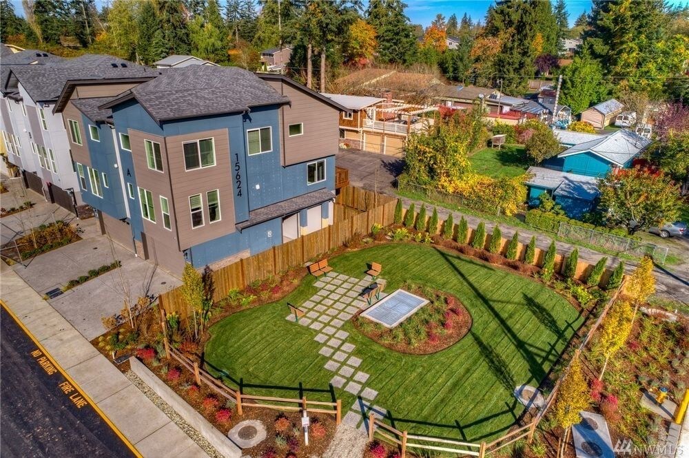 15624 Meadow Rd in Lynnwood, WA - Building Photo