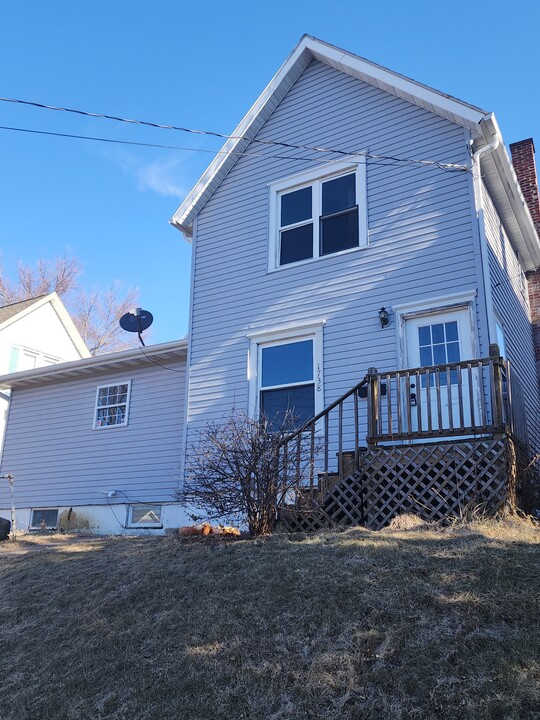 1738 Wood St in Dubuque, IA - Building Photo