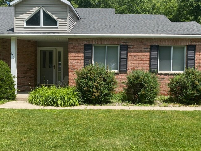 19110 Emerald Dr in Brookfield, WI - Building Photo - Building Photo