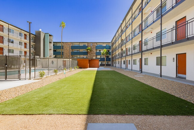 Courtyard 525 Apartments