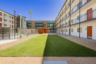 Courtyard 525 Apartments in Las Vegas, NV - Building Photo - Building Photo