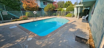 1647 W School Ave in Visalia, CA - Building Photo - Building Photo