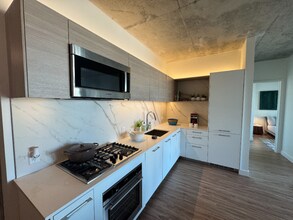 167 N Desplaines St in Chicago, IL - Building Photo - Building Photo