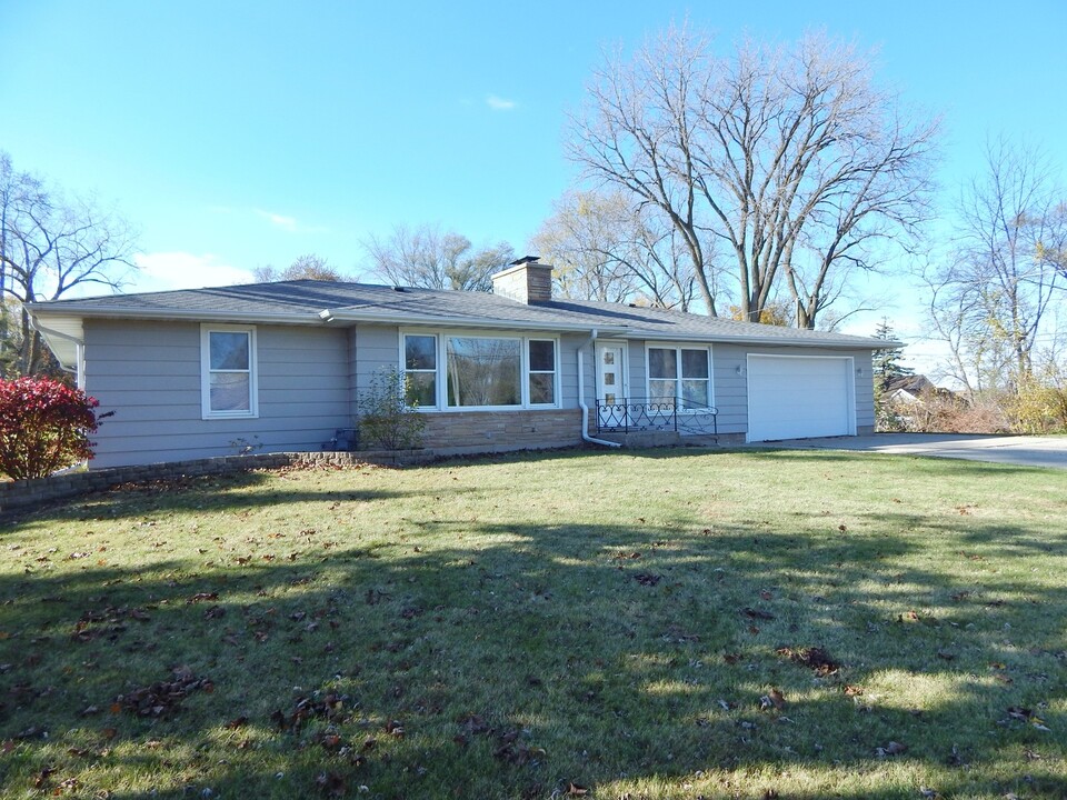 607 Barreville Rd in McHenry, IL - Foto de edificio