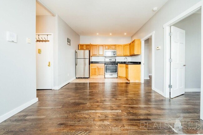 321 Schaefer Street in Brooklyn, NY - Foto de edificio - Floor Plan