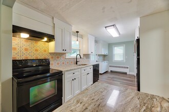 66 Hartford Ave in Newington, CT - Foto de edificio - Building Photo