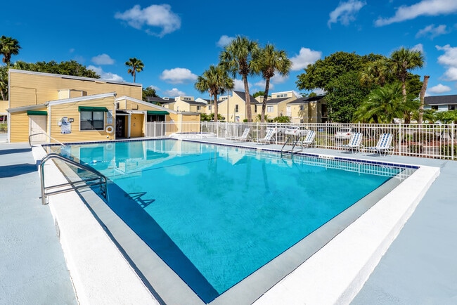 The Retreat at Altamonte Springs in Altamonte Springs, FL - Foto de edificio - Building Photo