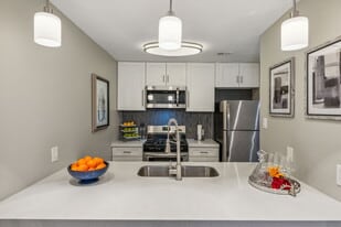 The Ashley at Bluffview Apartments in Dallas, TX - Building Photo
