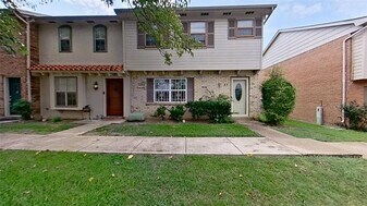57 W Townhouse Ln in Grand Prairie, TX - Building Photo