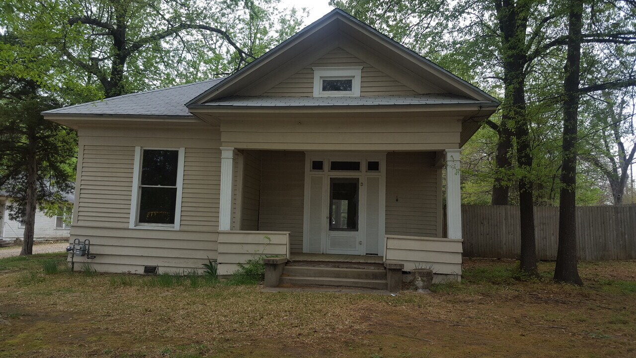 1845 Clarksville St in Paris, TX - Building Photo