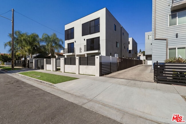 14165 Erwin St in Los Angeles, CA - Foto de edificio - Building Photo