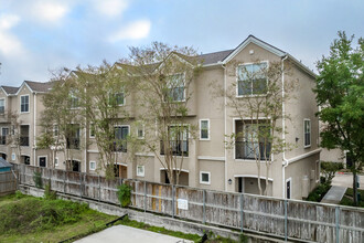 Memorial Bend Place Condominiums in Houston, TX - Building Photo - Building Photo