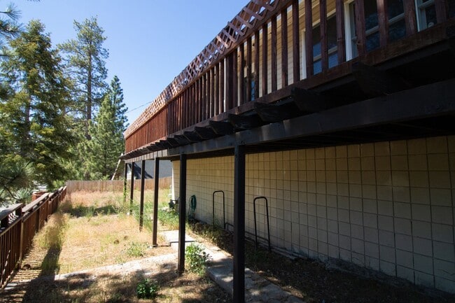 39256 N Shore Dr in Fawnskin, CA - Building Photo - Building Photo