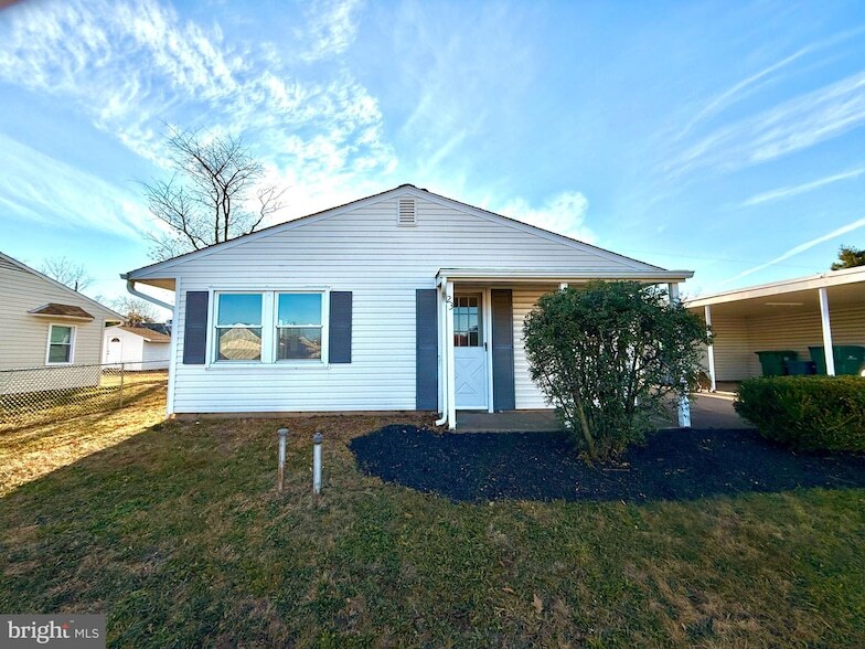 23 Friendly Ln in Levittown, PA - Building Photo